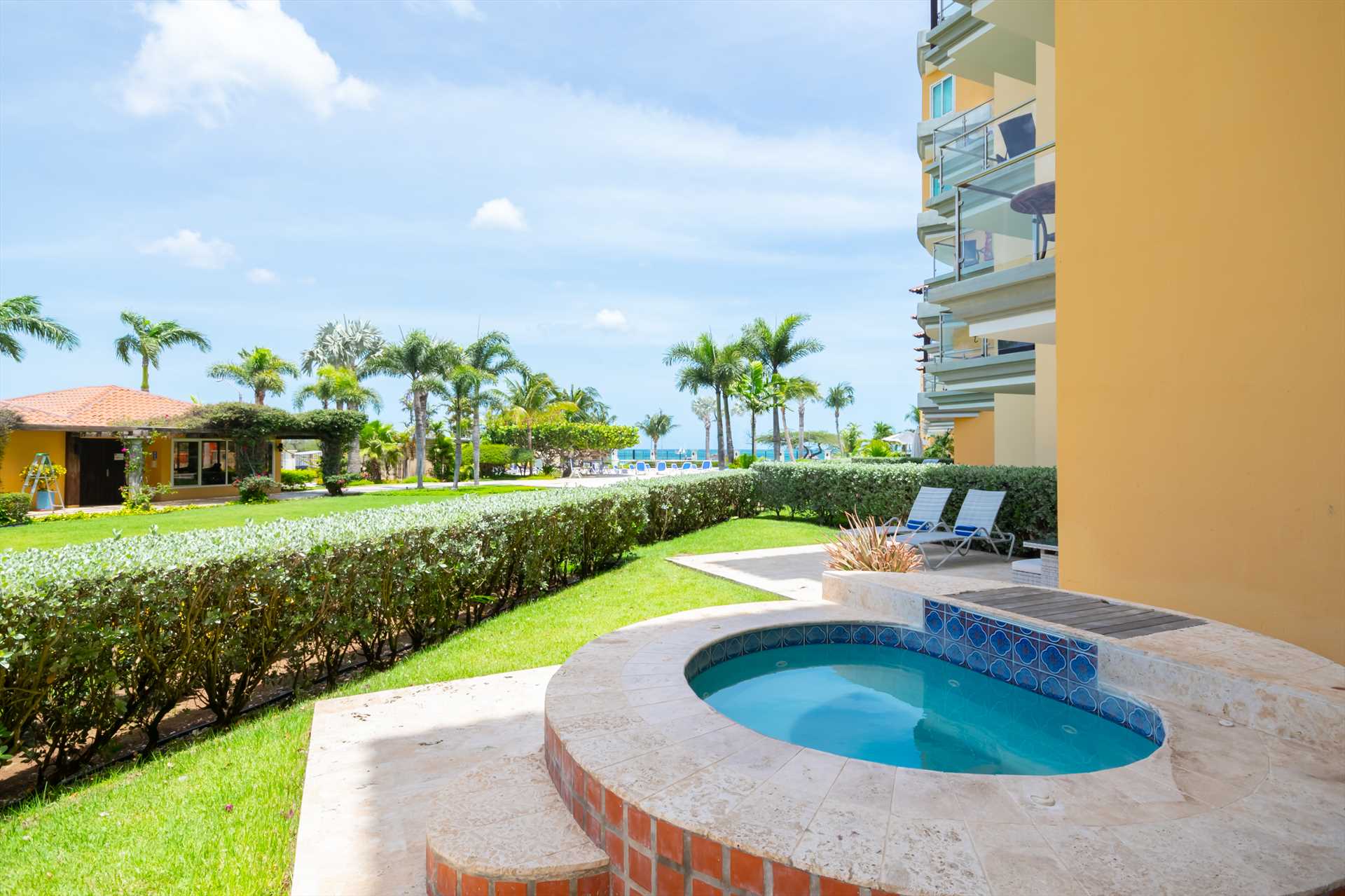 Garden Delight Three-bedroom condo - E125