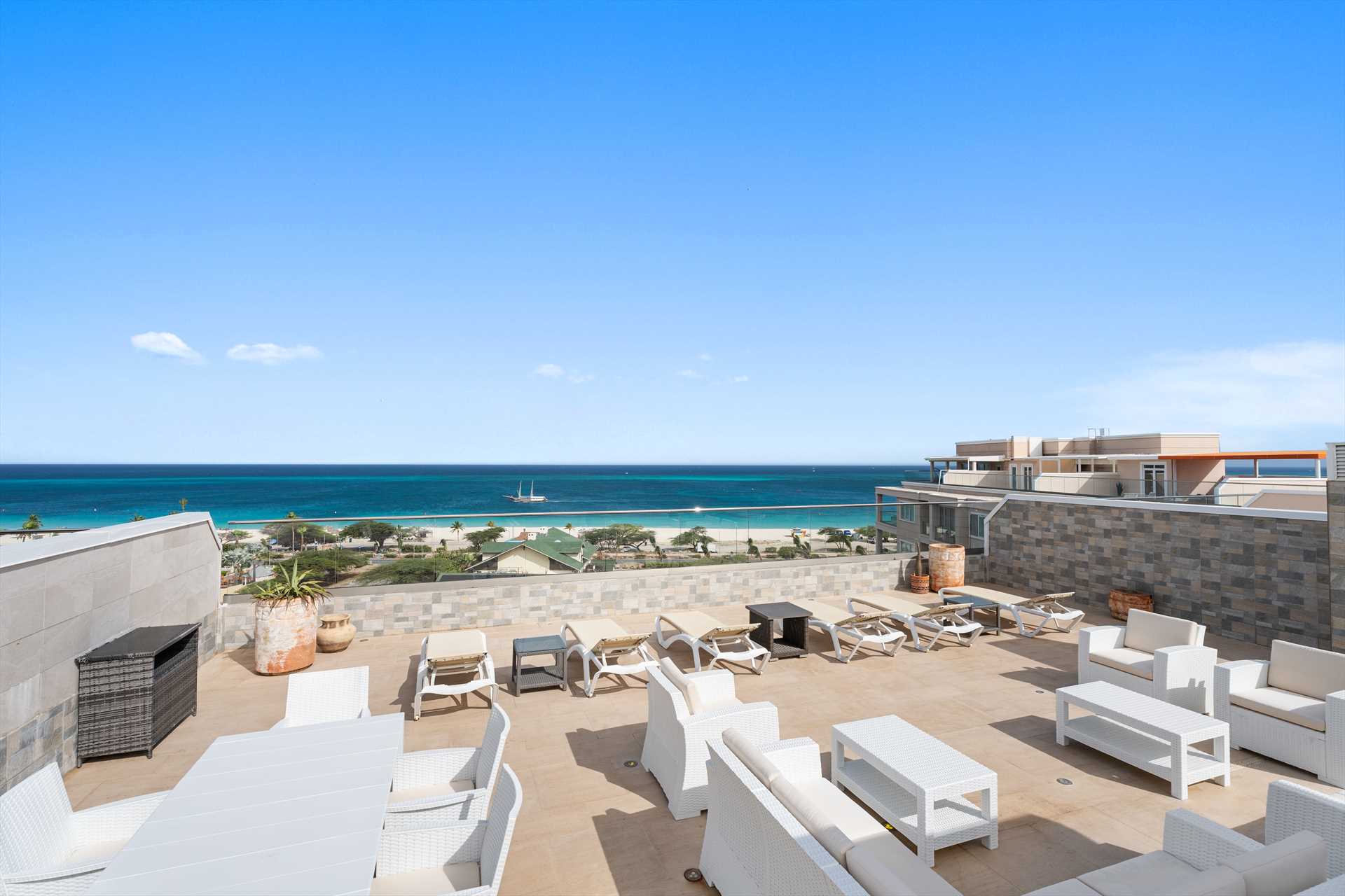 Chic View Penthouse Three-bedroom condo - LV603
