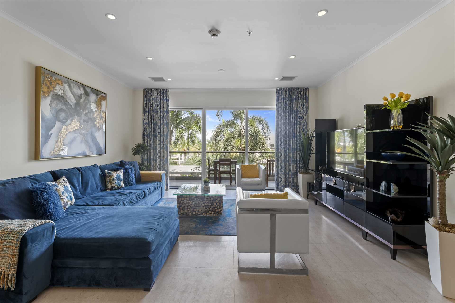 Deluxe Regency Three-bedroom condo - LV203